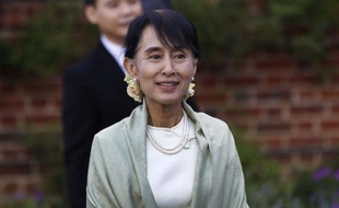 L'opposante birmane Aung San Suu Kyi est retournée mardi, jour de son 67ème anniversaire, sur des lieux chargés de souvenirs personnels à Oxford, et a évoqué le "sacrifice" qu'a représenté son engagement politique pour son mari et ses enfants.
