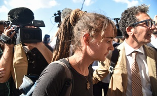 La capitaine du navire Sea-Watch 3 Carola Rackete, à son arrivée au tribunal d'Agrigento, en Sicile, où elle doit être entendue par un magistrat, le 18 juillet 2019.