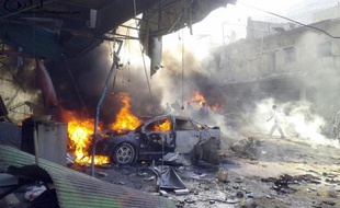 Un attentat à la voiture piégée a fait lundi près de 30 morts, dont des enfants, dans un fief rebelle de la province syrienne d'Idleb (nord-ouest), où quatre des sept humanitaires enlevés dimanche ont été libérés.