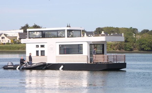 La maison flottante a quitté le port de Lorient pour rejoindre Larmor-Plage où il sera amarré.