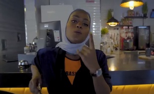 Asayel Slay dans le clip de «Mecca Girl».