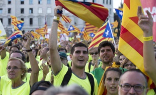 Des Catalans pro-indépendance agitent des drapeaux de la région le 11 septembre 2017 à Barcelone, jour de la fête nationale catalane.