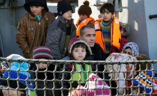 Des migrants à leur arrivée le 8 février 2016 à Lesbos