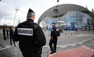 Des gendarmes devant le Parc des Princes, en 2010