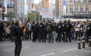 Des manifestants face à la police à Albi, le 27 octobre 2014, le lendemain de la mort de Rémi Fraisse lors d'une manifestation
