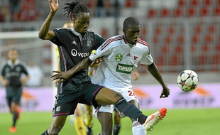 Auteur d'un doublé, Ibrahima Sidibé (à d.) a mis en difficulté Bakary Koné et la défense lyonnaise.