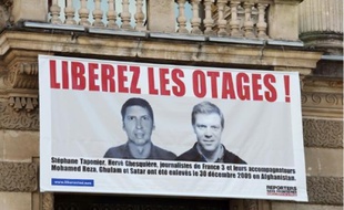 La photo de Stéphane Taponier et d'Hervé Ghesquière est affichée sur l'opéra Comédie.