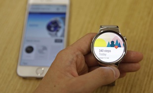Une montre Android Wear compatible avec l'iPhone d'Apple.
