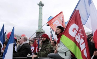 Le candidat du Front de Gauche, Jean-Luc Mélenchon, a réussi son pari dimanche en réunissant plusieurs dizaines de milliers de partisans place de la Bastille, reléguant pour une fois au second plan le combat entre les deux favoris, Nicolas Sarkozy et François Hollande.
