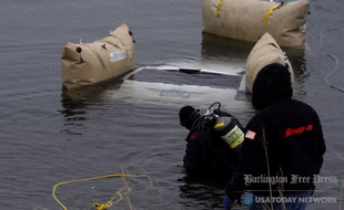 La voiture a terminé sa course dans l'eau.