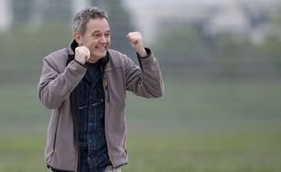 Didier François, reporter d'Europe 1 e ex otage en Syrie est arrivé dimanche 20 avril 2014 à Villacoublay.