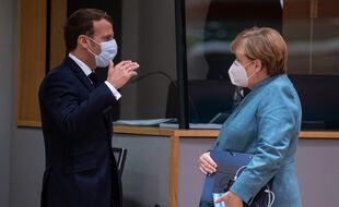 Emmanuel Macron et Angela Merkel veulent poursuivre l'achat de doses de vaccins par l'Union européenne.