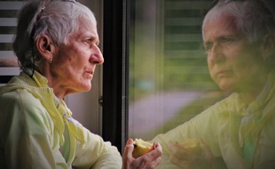 A cause de la crise sanitaire, le nombre de seniors isolés des cercles familiaux et amicaux a plus que doublé en quatre ans, passant de 900.000 en 2017 à 2 millions en 2021.