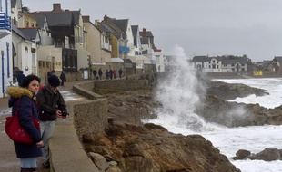 La tempête attire les curieux le 31 décembre 2017 à Batz-sur-Mer en Loire-Atlantique.