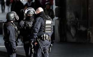 Des policier près du musée du Louvre, à Paris, le 3 février 2017.