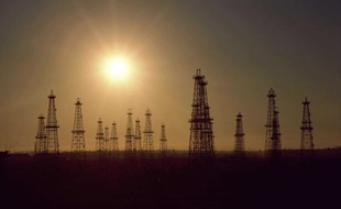 Puits de pétrole dans un champ pétrolifère