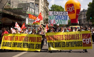 Des cheminots SNCF en grève manifestent à Paris, le 26 juin 2015.