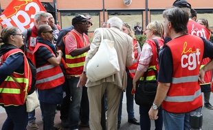 Un actionnaire de Carrefour discute avec des manifestants de la CGT, le 15 juin 2018.
