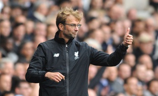 L'entraîneur allemand Jurgen Klopp sur le banc pour son premier match avec Liverpool, le 17 octobre 2015 face à Tottenham.