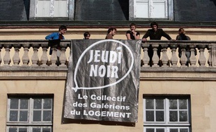 Des membres du collectif Jeudi-Noir occupent le 31 octobre 2009 un local de 2.000 m2 place des Vosges, dans le 4e arrondissement de Paris.