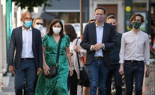 Anne Hidalgo, maire sortante et David Belliard avec Arrnaud Ngatcha "Paris en commun" et Guillaume Cot déambulent et boivent un verre dans le 9e.