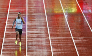 Makwala, seul sur la piste du stade olympique de Londres, se qualifie pour la finale du 200m.