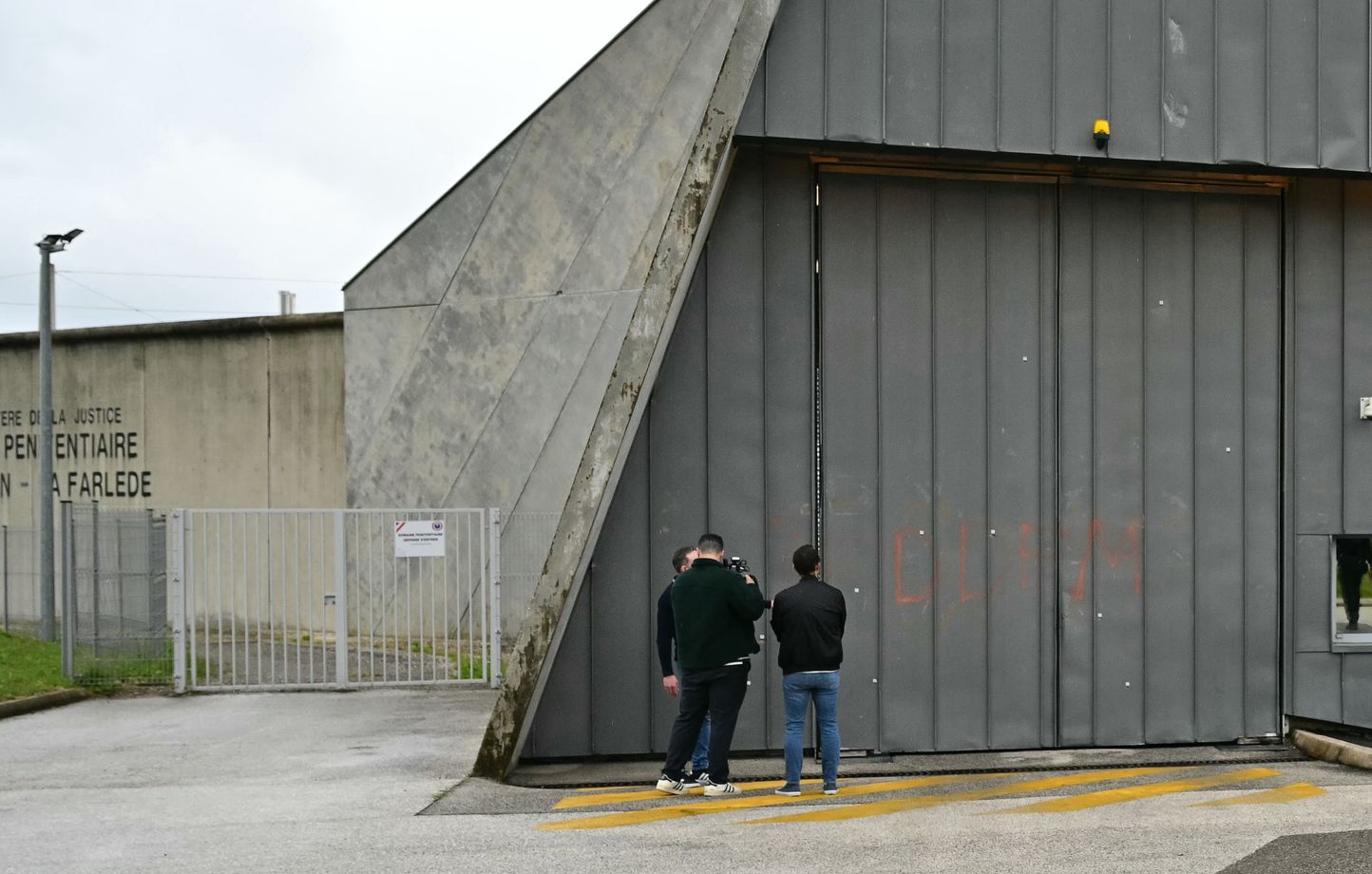 Derrière les attaques de prisons, l'ombre de l'ultra gauche thumbnail