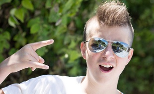 Cet ado a-t-il trop le swag ou est-un un boloss?