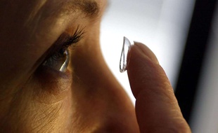 Les lentilles de contact jetables seraient très peu biodégradables. (Illustration)