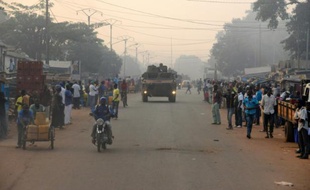 Des soldats français de l'opération Sangaris patrouillent le 4 décembre 2014 à Bangui, en Centrafrique