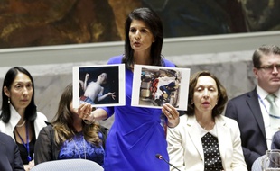 Nikki Haley, ambassadeur des Etats-Unis à l'ONU, montre les photos du massacre syirne face à l'assemblée, le 5 avril 2017.