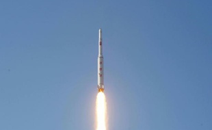 Photo fournie le 7 février 2016 par l'agence officielle nord-coréenne Kcna montrant le décollage d'une fusée emportant un satellite depuis un endroit non précisé