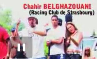 Les images du clip du groupe de rap DAR 67 montrant Chahir Belghazouani (les bras croisés), le joueur du RC Strasbourg.
