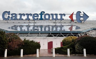 Le plus grand Carrefour de France à Villiers en Bière, près de Paris, le 27 décembre 2013