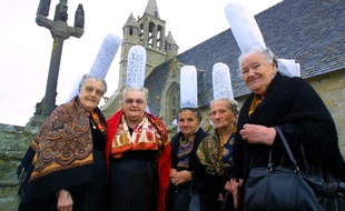 Marie Pochat (deuxième en partant de la droite) était l'une des dernières bretonnes à porter encore la coiffe bigoudène. ci en 2003 à Penmarch dans le Finistère.