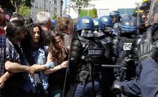 Des manifestants se heurtent aux forces de l'ordre lors de l'évacuation de plusieurs dizaines de migrants d'un campement improvisé dans un quartier populaire du nord de Paris, le 8 juin 2015