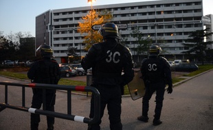 Des policiers dans le quartier du Mirail, à Toulouse, dans la soirée du 17 avril 2018.