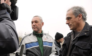 Philippe Poutou (à droite), candidat du NPA à la présidentielle 2012, à Bordeaux, le 22 décembre 2008, lors d'une manifestation pour la sauvegarde des emplois de l'usine Ford de Blanquefort, aux côtés de Francis Wilsius (au centre), secrétaire du comité d'entreprise.