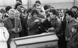 Lépanges-sur-Vologne, le 20 octobre 1984. Christine et Jean-Marie Villemin lors des obsèques de leur fils, Grégory.