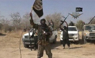 Capture d'écran d'une vidéo diffusée le 20 janvier 2015 par Boko Haram montrant le chef du groupe islamiste, Abubakar Shekau, en train de livrer un message drapeau à la main -- RESTRICTED TO EDITORIAL USE - MANDATORY CREDIT "AFP PHOTO / BOKO HARAM" - NO MARKETING NO ADVERTISING CAMPAIGNS - DISTRIBUTED AS A SERVICE TO CLIENTS --