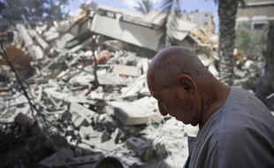 Un homme au milieu des décombres de bâtiments détruits dans un raid israélien, le 18 juillet 2014 à Gaza.