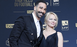 Adil Rami et Pamela Anderson à la cérémonie des Trophées de l'UNFP, en mai 2019, à Paris.