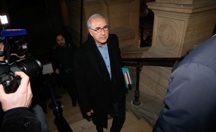 Le gynécologue André Hazout arrive au palais de justice de Paris pour le premier jour de son procès pour viols et agressions sexuelles, le 4 février 2014.