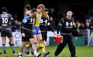 Le centre international de Clermont, Aurélien Rougerie, victime d'une grosse entorse de la cheville droite dimanche, sera indisponible pendant cinq à six semaines, indique lundi le site du club.