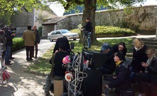 Tournage de la série « Hollyweed, belle île en herbe » pour OCS à Wy-dit-Joli-Village dans le Val-d'Oise le 7 avril 2017.