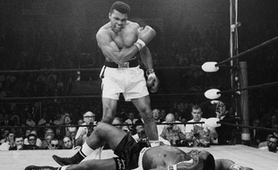 Mohamed Ali bat Sonny Liston, le 25 mai 1965, à. Lewiston
