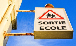 Illustration d'un panneau de sortie d'école.
