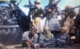 Le Mouvement pour l'unicité et le jihad en Afrique de l'Ouest (Mujao), groupe islamiste armé présent dans le nord du Mali, menace de tuer un Espagnol qu'il retient en otage avec deux Européennes, tous trois enlevés en octobre 2011 dans l'ouest de l'Algérie, selon son porte-parole.