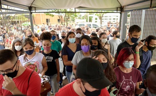 Des élèves font la queue pour passer l'examen national du lycée au Brésil, dans la région de Sao Paulo le 21 novembre 2021.