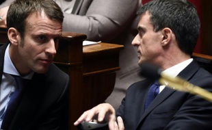 Le premier ministre Manuel Valls (d) discute avec Emmanuel Macron (g)lors d'une session de questions au gouvernement, le 3 novembre 2015 à Paris